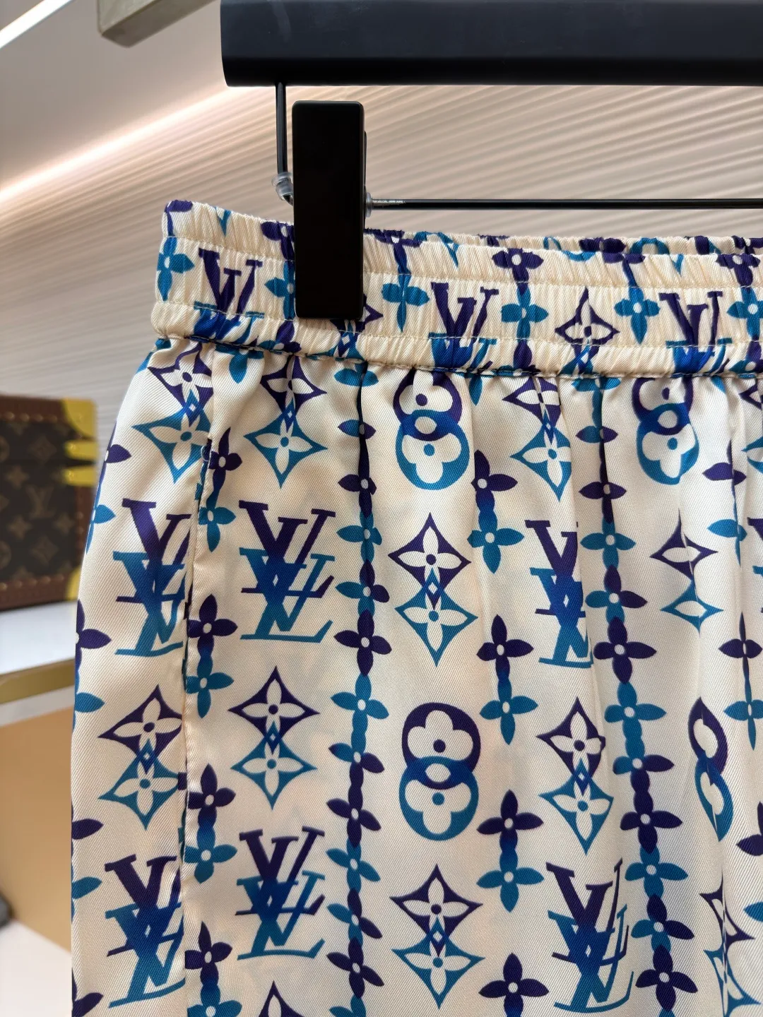 LOUIS VUITTON Overlap pattern printed mulberry silk shorts ●Original version: purchased and developed by 13667 ●Item number: 1682541-A60 ●Fabric: cotton fabric ●Technology: printing production ●Color: apricot ●Version: fitted version ●Weight: about 165 grams ●Size: 46-48-50-52 ●Description: These all-over presbyopia shorts are made of high-count silk blended fabric. The fabric is pre-washed and feels smooth and soft. It has good breathability and drape, and is comfortable and non-restrictive when worn next to the skin. The classic presbyopia pattern printed all over the body is made using digital direct printing technology. The colors are distinct and the pattern is precise. It is not easy to fade or smudge after high-temperature fixation treatment. The presbyopia elements are neatly arranged to show brand recognition. The shirt is designed with a Cuban collar, the neckline is smooth and natural, and the buttons at the placket are made of custom mother-of-pearl buttons, which have a warm and shiny texture. The overall cut is a loose silhouette, the shoulder joints are straight and fine, the cuffs are designed with short sleeve cuffs, customized accessories and three labels are complete, and the details and craftsmanship show the level of luxury. It is suitable for various wearing scenarios such as leisure vacations and daily outings. The overall wiring is straight and delicate, the fabric is comfortable and soft, and the color is consistent without color difference. It can be matched with the same style to create a fashionable look and control various occasions. Customized accessories, complete with three standards, same style for men and women!